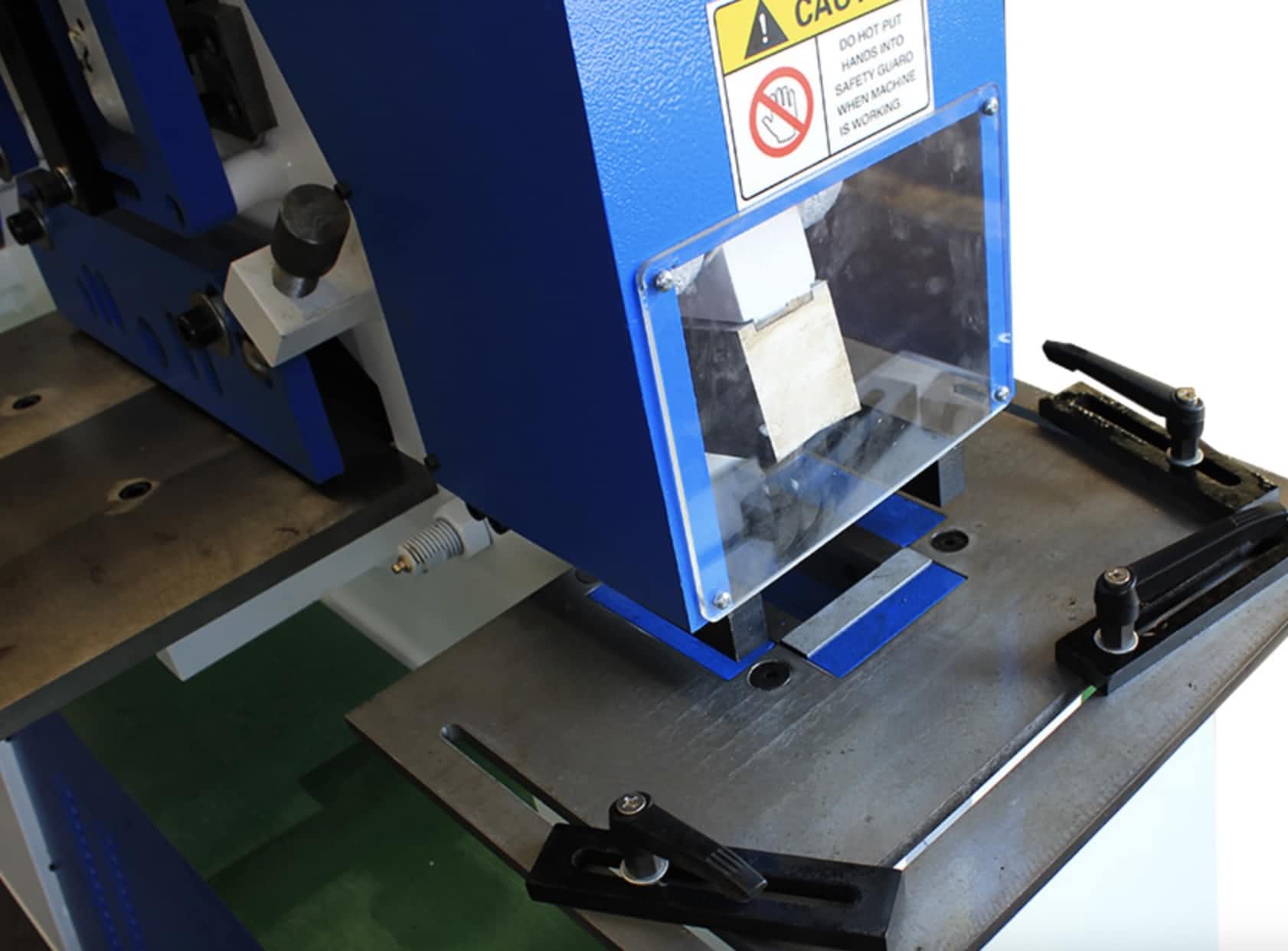 pekerja besi berlekuk