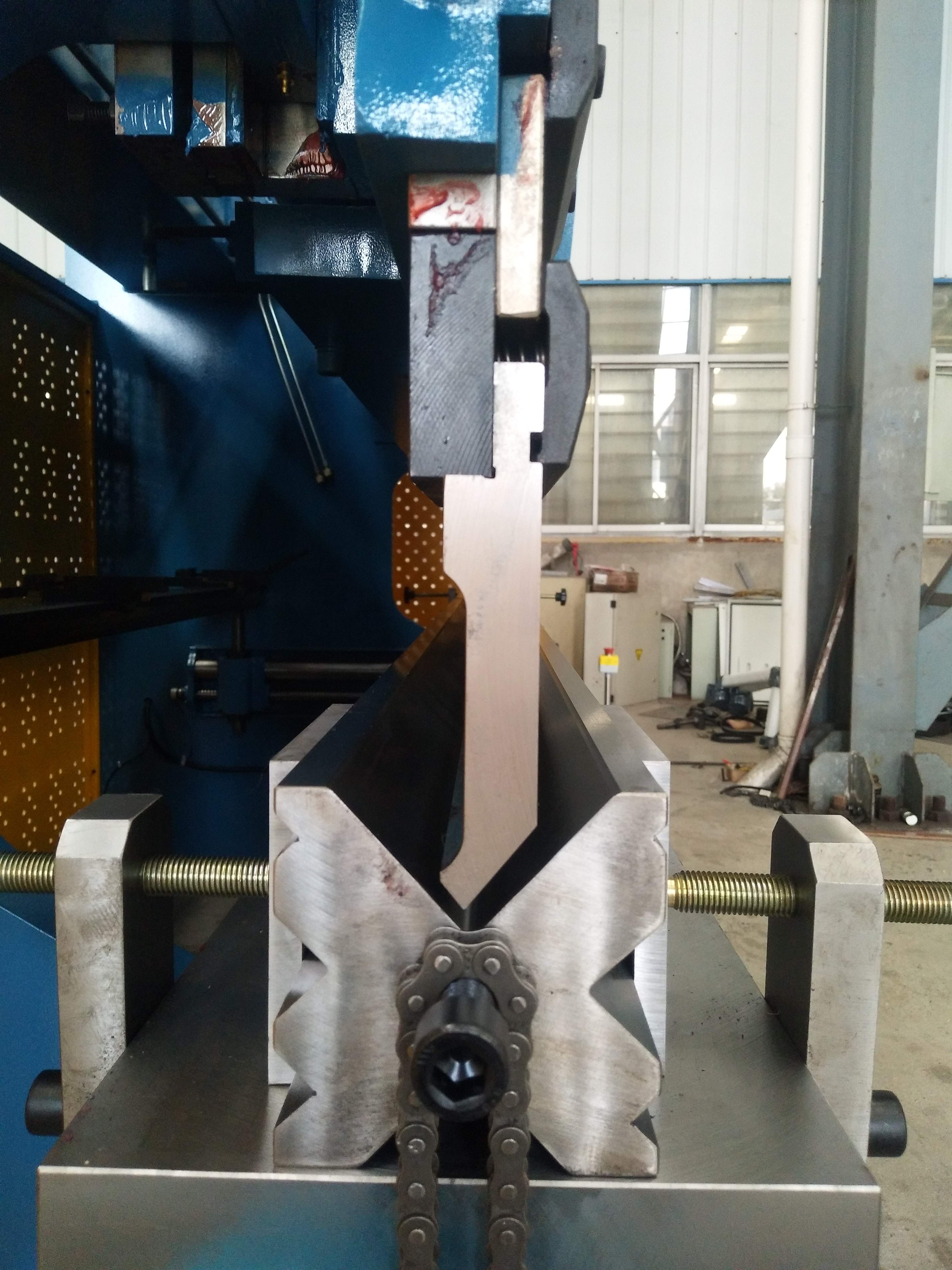 tekan rem pukulan dan mati